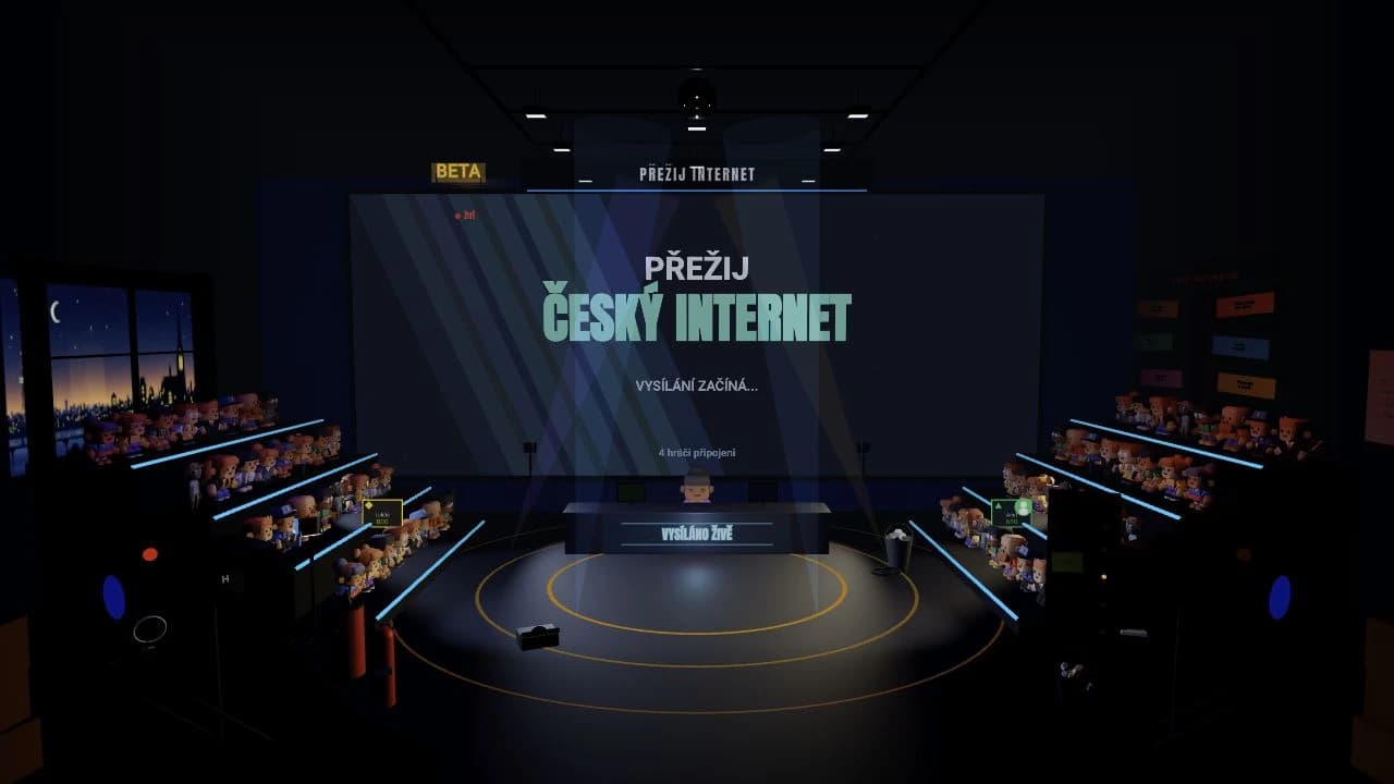 První studio s velkou obdélníkovou LED stěnou, moderátorským stolem, kruhovým pódiem a publikem po obou stranách.