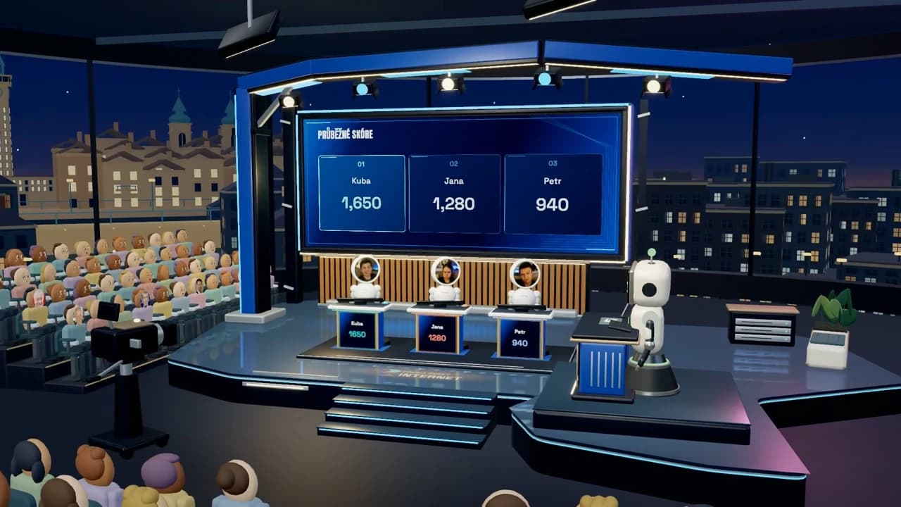 Třetí studio: širokoúhlá výsledková obrazovka, tři soutěžící u pultů, robotická moderátorka a publikum před výhledem na město.